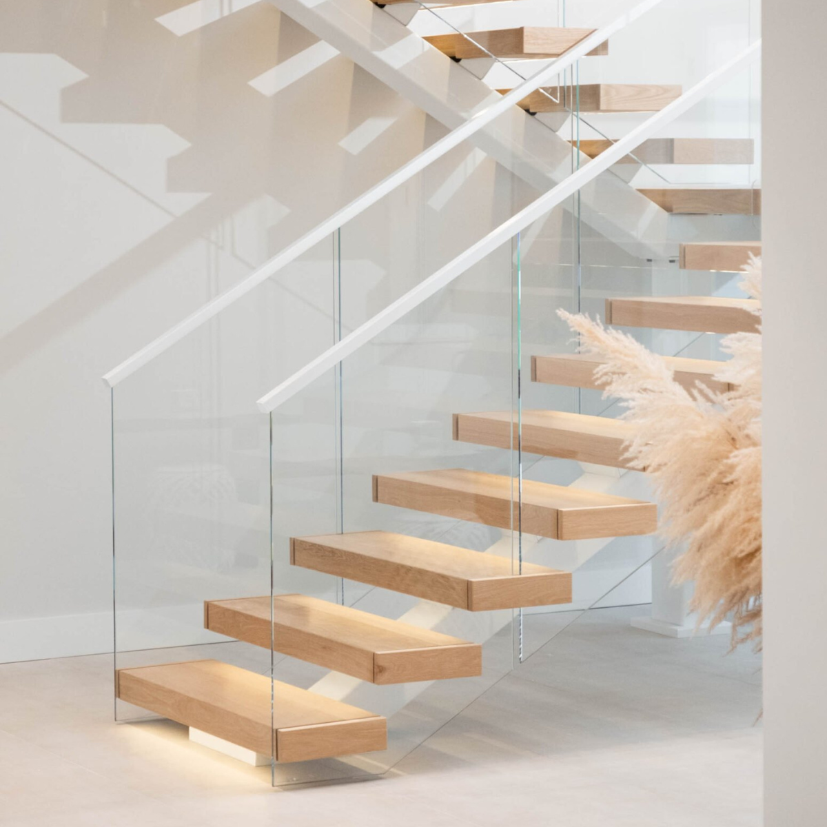 A multi-level FLIGHT Mono with a white mono stringer and Vedera glass railing.