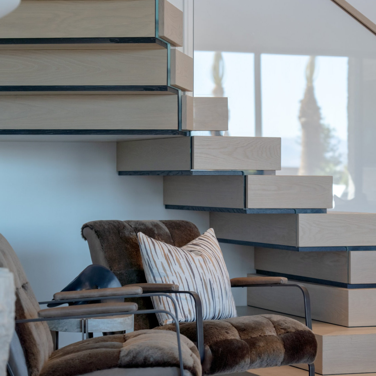 A FLIGHT Stack staircase with Vedera glass railing.