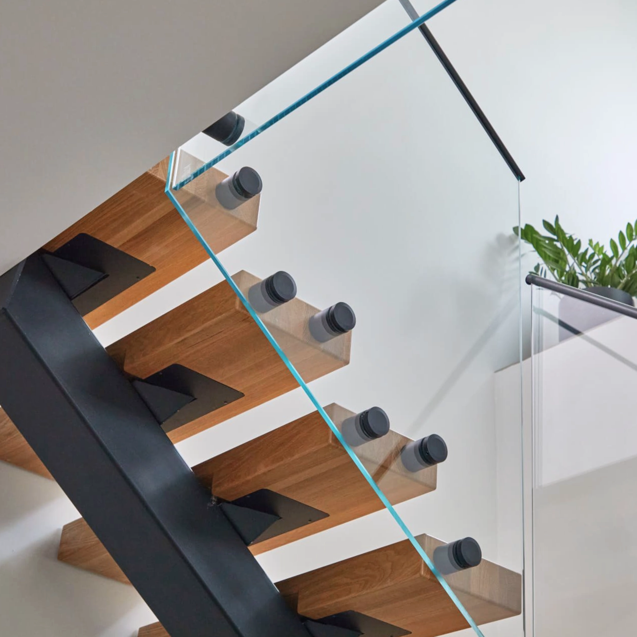 Black powder-coated Standoff Pins contrast against this FLIGHT Mono staircase.