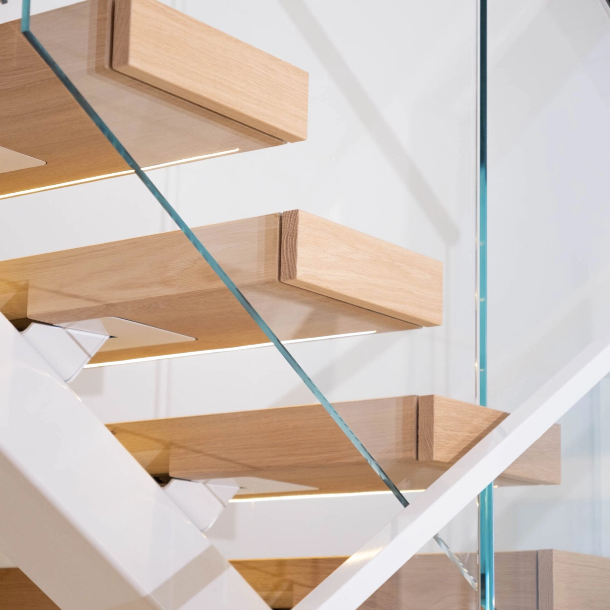 Vedera Glass on FLIGHT Mono with white powder-coated stringer and handrail.